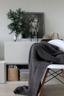 Тъмно сиво плетено покривало в спалнята