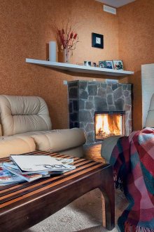 Шарено покривало в хола с камина