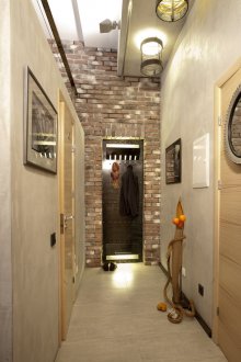 A variety of lighting in the lobby in the loft style