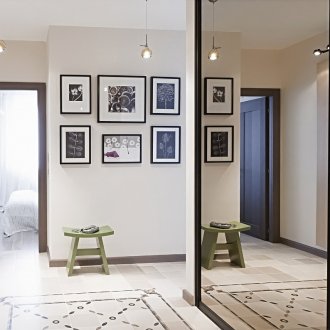 Small chandeliers and a wall lamp in the hallway