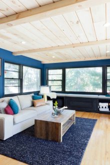 Син килим и стени в хола