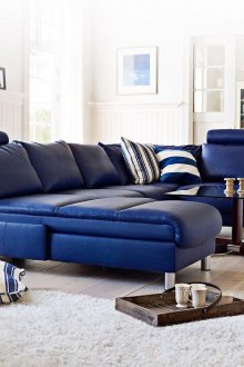 Бели стени в хола със син диван