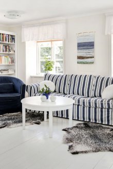 Сини и бели мека мебел в хола