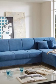 Стилен декор за хол със син диван