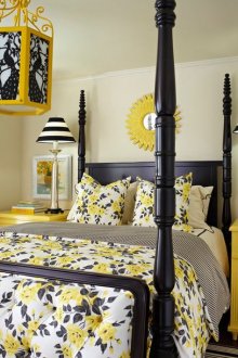 Siling putih di dalam bilik tidur dengan perabot hitam dan kuning