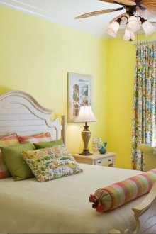 Siling putih di dalam bilik tidur dengan dinding kuning