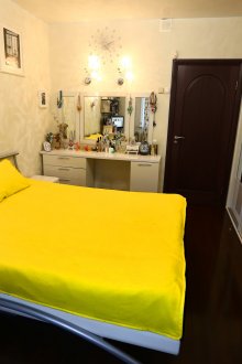 Lampu dinding di dalam bilik tidur