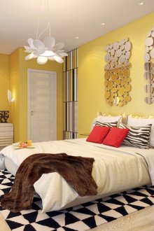 Panel cermin di dalam bilik tidur dengan dinding kuning