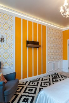 Aksesori di dalam bilik tidur berwarna kuning dan putih