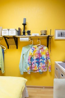 Hiasan bilik tidur hitam dan kuning yang sederhana