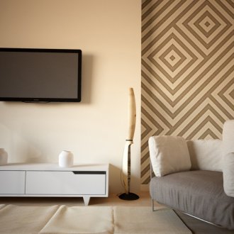 Сив и бежов дизайн на хол