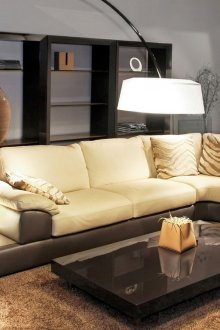 Бежов и черен ъглов диван в хола