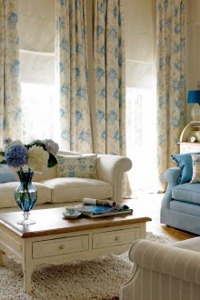 Бежова и синя всекидневна