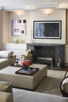 Бежова всекидневна с нисък таван