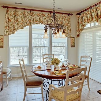 Shelves, paintings and textiles in the decor of the kitchen