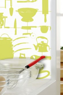 Wallpaper with light green print in the kitchen