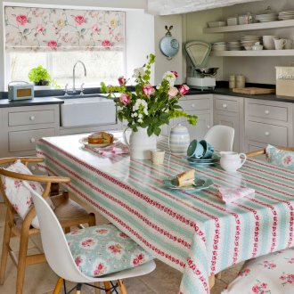 Red-blue textile in the kitchen