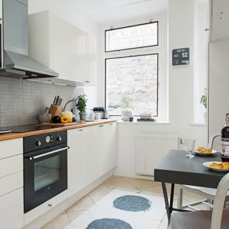Black and white furniture in the kitchen