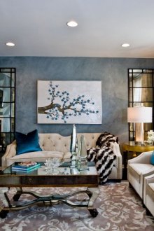 Бежов диван и фотьойли в хол с арт деко