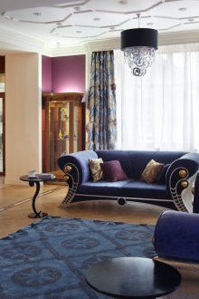 Сини дивани в стил арт деко в хола