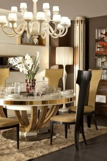 Бежово-черни и бяло-златисти мебели в трапезарията