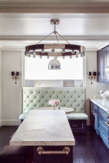 Диван от мента в черно-бяла кухня