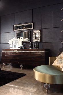 Черни, кафяви и златисти цветове в хол в стил арт деко