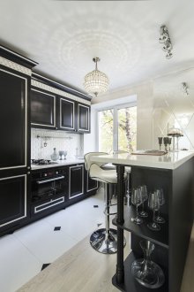 Черно-бяла кухня с бар брояч в стил арт деко