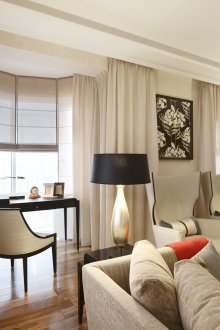 Бежови и черни мебели в интериор в стил арт деко