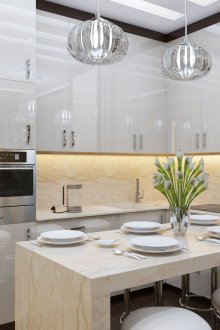 Бяла кухня в стил арт деко