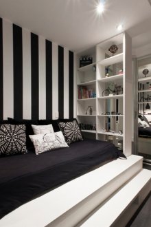 Черно-бяла спалня с подиум.