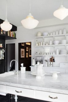 Черно-бяла кухня с остров.