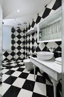 Черно-бяла модерна баня.