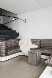 Кафяв диван в черно-бял хол