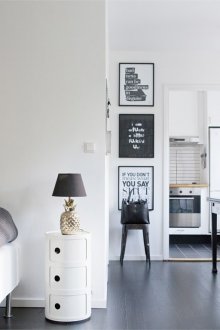 Черно-бял апартамент със златни акценти в интериора