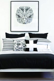 Черно-бяла спалня с красив плакат.