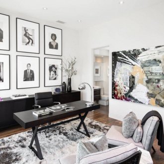 Кафяв под в черно-бял интериор