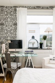 Кафяв под в черно-бяла спалня