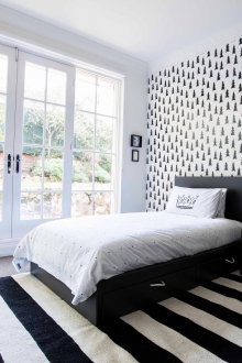 Жълти акценти в черно-бяла детска стая