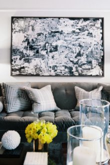 Изобилие от аксесоари в черно-бялата всекидневна