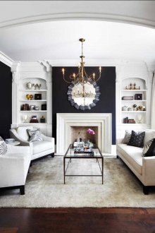 Кафяв под и бежов килим в черно-бял хол с камина