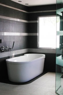 Бял таван в черно-бяла баня