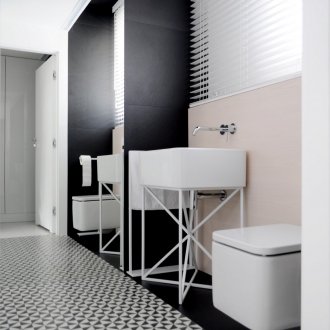 Бял таван за баня с огледална стена