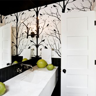 Черен таван в черно-бяла баня