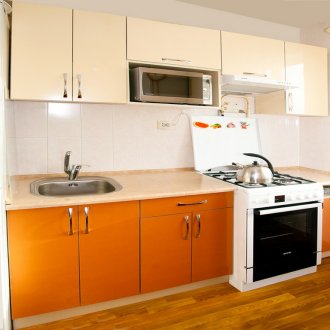 Кремообразен оранжев кухненски комплект