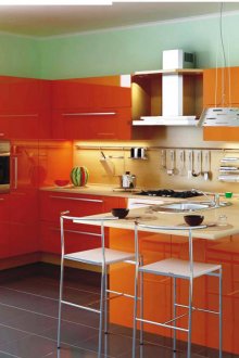 Гланцов оранжев U-образен кухненски комплект