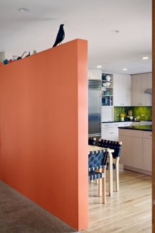 Оранжева стена в интериора