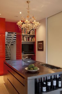 Класически полилей в оранжева кухня с остров