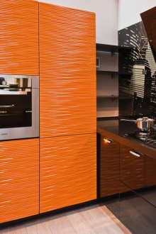 Черен и оранжев кухненски комплект