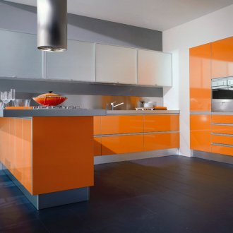 Сиви, оранжеви, черни и бели цветове в интериора на кухнята